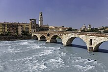 L'Adige presso il più antico ponte della città, il romano ponte Pietra