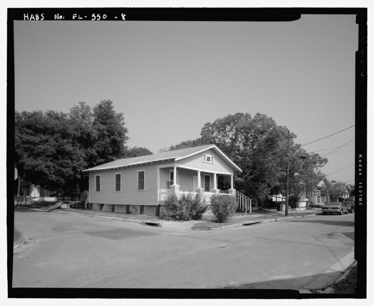 File:View of east and south faand-231;ade showing general surroundings, facing northwest - 2502 North Thirteenth Street (House), 2502 North Thirteenth Street, Tampa, Hillsborough County, FL HABS FL-550-8.tif