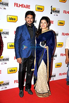 Vijay with wife Darshana in 2013 Vijay Yesudas and Dharshana at 60th South Filmfare Awards 2013.jpg