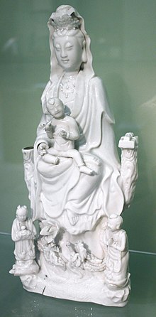 Guanyin come portatore di figli con ragazzini e draghi marini. Porcellana cinese bianca, forni Dehua. Intorno al 1620-1720. Victoria and Albert Museum