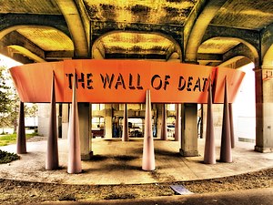 Стена на смъртта @ Вашингтонски университет (2940852488) .jpg