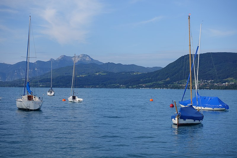 File:Weyregg am Attersee Segelboote 20220816a.jpg