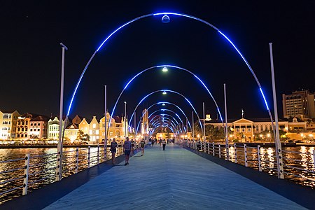 Tập_tin:Willemstad_Curacao_Queen_Emma_Bridge_by_night_(36304702930).jpg