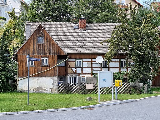 Wohnhaus und Scheune im Hakengrundriss Bergstraße 2