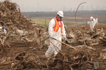 Tập_tin:World_Trade_Center_wreckage-Fresh_Kills_landfill_on_Staten_Island.jpg