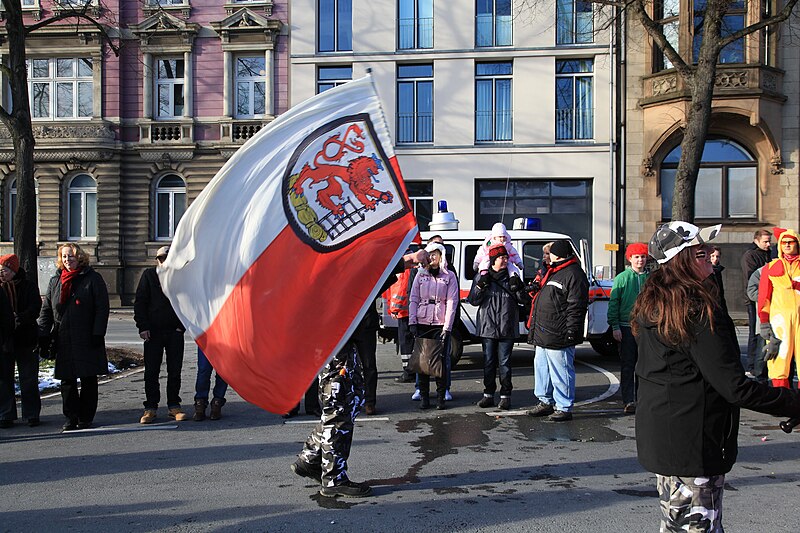 File:Wuppertal - Friedrich-Engels-Allee - Karneval 100 ies.jpg