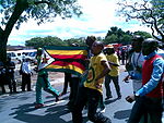 Dansande zimbabwier på 17:e Världsungdomsfestivalens avslutningsmarsch.