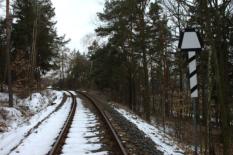 File:Zavidov, železniční trať II.jpg