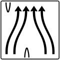 Zeichen 501–84 Überleitungstafel – ohne Gegenverkehr – vierstreifig, davon die beiden linken Fahrstreifen nach rechts übergeleitet und die beiden rechten Fahrstreifen nach links verschwenkt