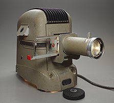 Un projecteur de diapositives Zett 250. (définition réelle 4 391 × 3 982)