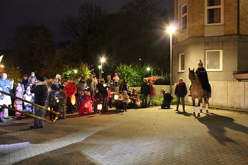 File:Ökumenischer St. Martinszug in Flensburg 2013, Route kath Kirche, zur DIAKO-Kirche, an Heiliggeistkirche vorbei, zur ev St. Marienkirche, Bild 012.JPG