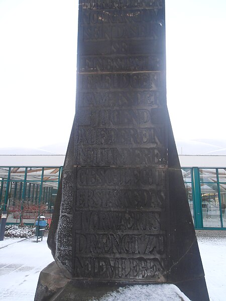 File:Östliche Stele vorm Georg-Arnhold-Bad - Detail unten.JPG