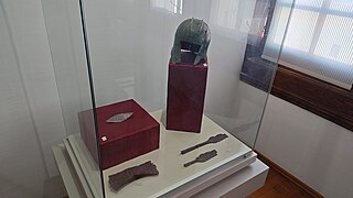 Древни шлемови, копја и орудија во музејската постановка