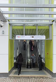 Escada rolante para a saída para a cidade (no centro comercial e para a estação de metro)