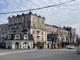 Фасад здания, выходящий на пересечение улиц Куйбышева и Маркуса