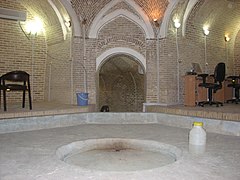 تصویری از حوض حمام شاه رکن الدین در سال ۲۰۰۷ قبل از ترمیم کامل