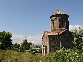 Zemo Nikozi: Aartsengelkerk met de Nikozi kathedraal op de achtergrond