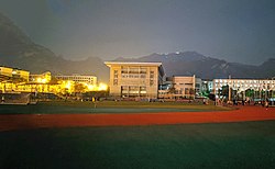 北校区操场，远处是体育学院与艺术学院，更远处的山脉是泰山