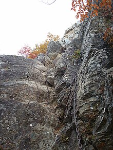 File:山頂直下の鎖場（表登山道）.jpg