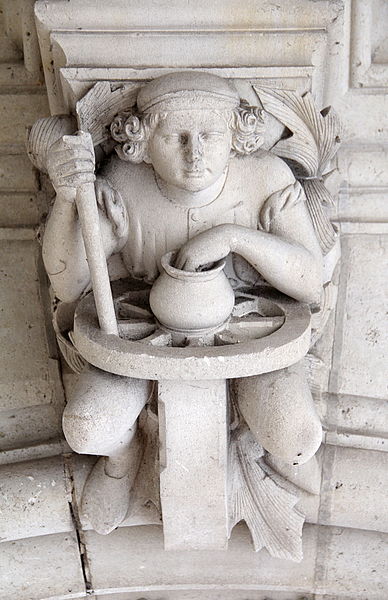 File:0 Pierrefonds - Console ornée d'une sculpture représentant un potier.JPG