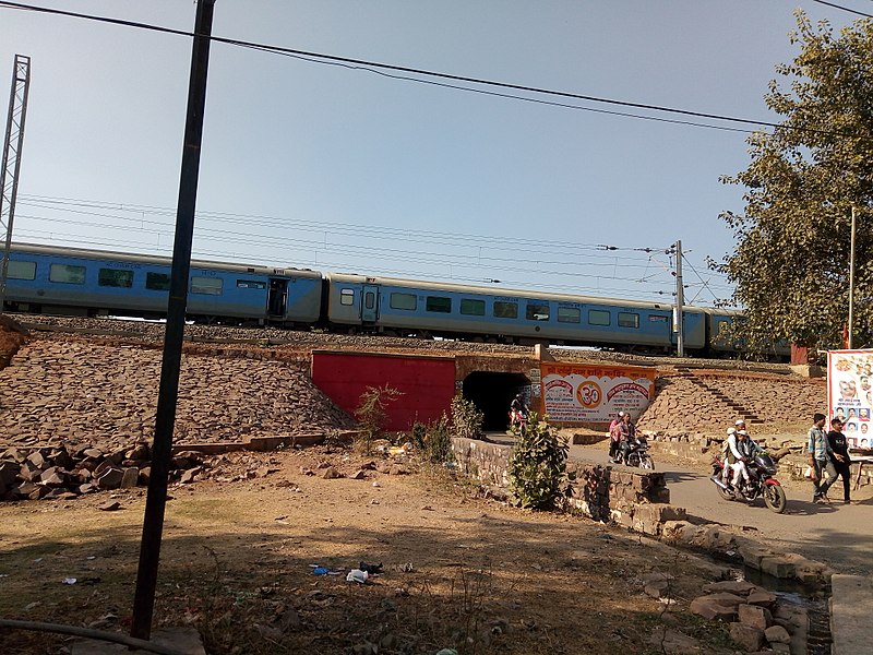 File:12002-New Delhi - Bhopal Habibganj Shatabdi Express 2.jpg