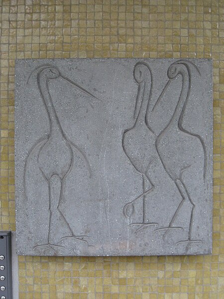 File:1220 Siebenbürgerstraße 2-26 Stg 66 - Kunststeinrelief Reiher von Josefine Sokole 1964 IMG 9906.jpg