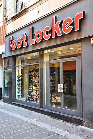 File:12 Foot Locker sportswear and footwear, fashion store in Piacenza, Italy.jpg - Wikimedia Commons