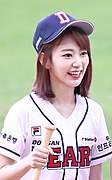 181006 아이즈원 장원영 미야와키 사쿠라 잠실 시구시타 01 (cropped).jpg