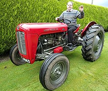 1958 Massey Ferguson FE-35 in typischer zeitgenössischer Pose