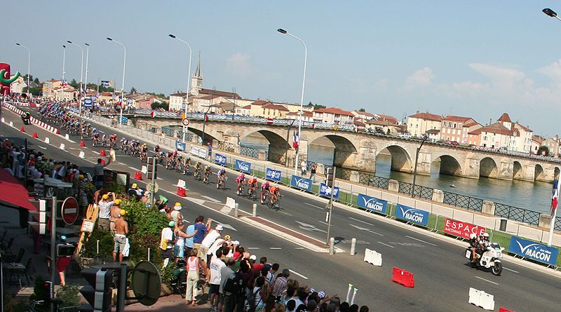 File:1988 tour-de-france-peloton-entering-macon-jul-2006.jpg