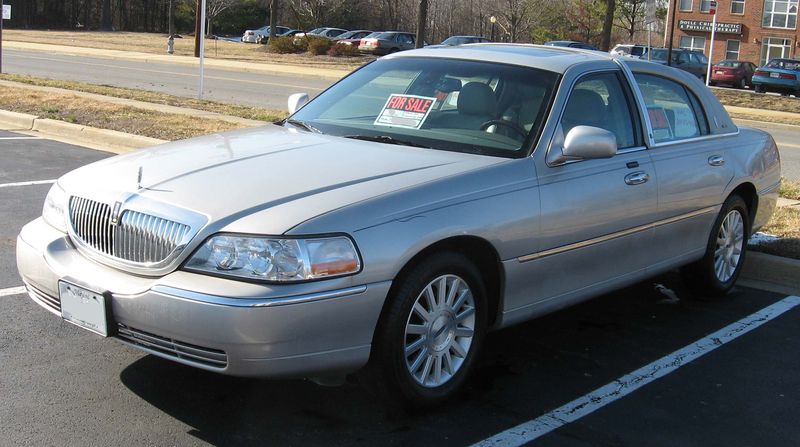 File:2003-Lincoln-Town-Car-Signature-2.jpg