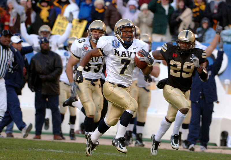 File:2005 Army Navy - Navy runs for a touchdown.jpg