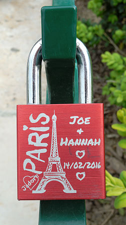 Cadenas d'amour à la Cathédrale Notre-Dame de Paris.