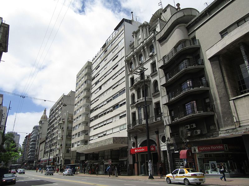 File:2016 Montevideo Avenida 18 de Julio entre Cuareim y Yí.jpg
