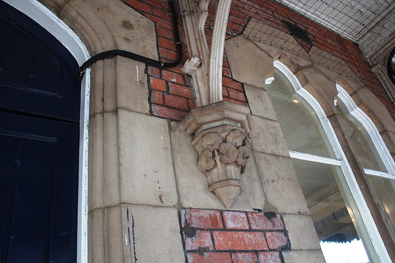 File:2018 at Hereford station - platform 2 corbel.JPG