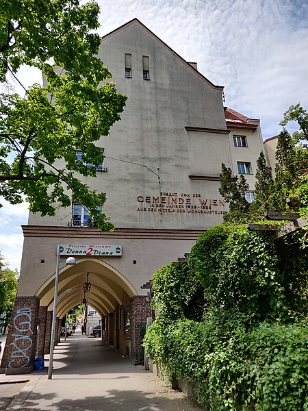 File:2020-05-19 Ebert-Hof Huetteldorferstr inscription.jpg