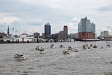 Schiffsdemonstration „Dove Elbe retten“ vor der Elbphilharmonie am 25. Juli 2020