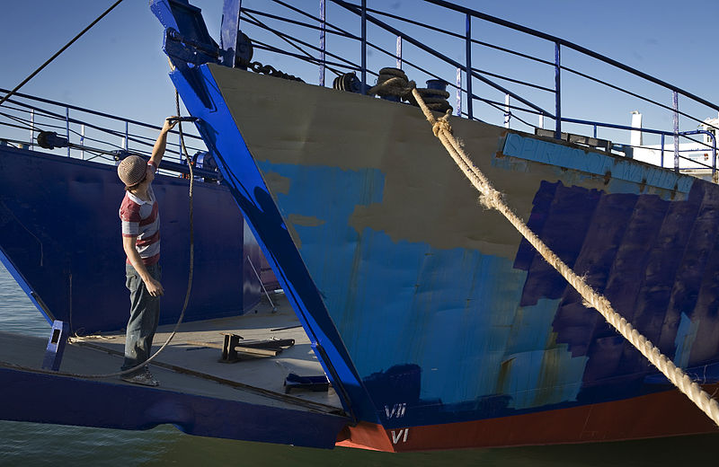 File:A dock worker painting a ship's hull, Auckland - 0294.jpg