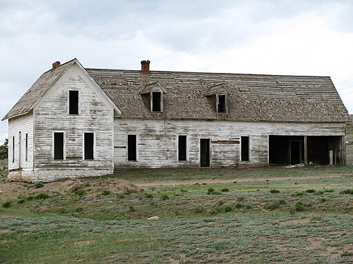 Abandoned rural house (Unsplash)