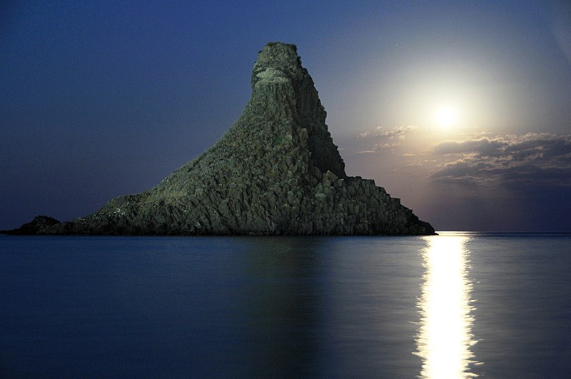 File:Acitrezza Faraglioni Sea Dawn Sunset Moonrise Sicilia Sicily Italy Italia - Creative Commons by gnuckx - panoramio (1).jpg