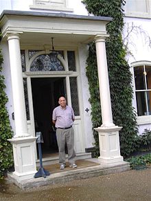 Aldemaro Romero Jr. at the entrance of Charles Darwin's home, Down House Aldemaro Romero Jr. at the entrance of Charles Darwin's home, Down House.jpg