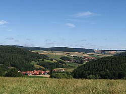Talblick auf die Dörfer Erdpenhausen (links unten) und Niedergude (Mitte rechts).