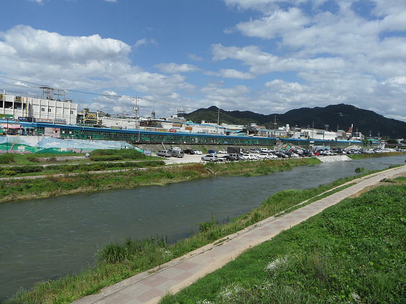 File:Along Jeonju River and across from Nambu Market..JPG