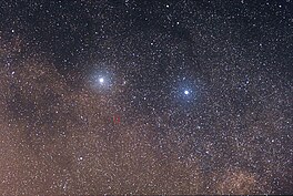 Die posisie van Alpha Centauri A en Alpha Centauri B, met Proxima Centauri in 'n rooi sirkel (vergroot foto om die rooi sirkel te sien).