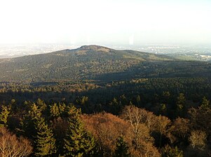 Uitzicht op de Altkönig vanaf het uitzichtpunt op de Großer Feldberg