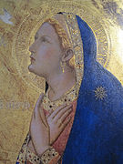 Лицо женщины с поднятыми глазами и руками, скрещенными на груди