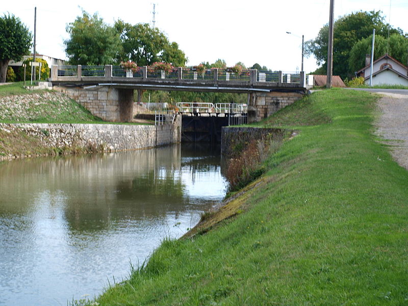 File:Amilly.Loiret-canal.Briare-06.jpg
