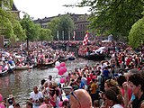 Drukte op de Prinsengracht tijdens de Canal Parade van de Amsterdam Gay Pride in 2015.