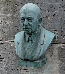 Busta Josefa Andera na rodinné hrobce