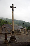 Croix en marbre sur la place du village.